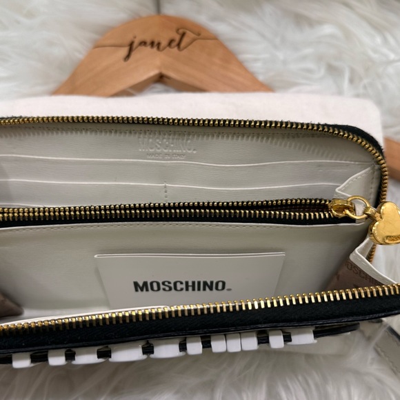 Authentic MOSCHINO WALLET - Picture 6 of 8